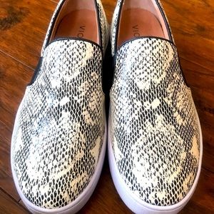 Vionic slip on sneakers Size 6.5 like new
